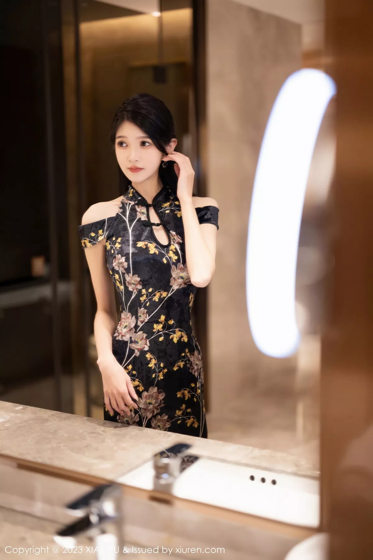 秀人集.com_[XiaoYu画语界]Vol.1142_模特程程程性感深色带图案旗袍配超薄黑丝秀苗条身材诱惑写真84P