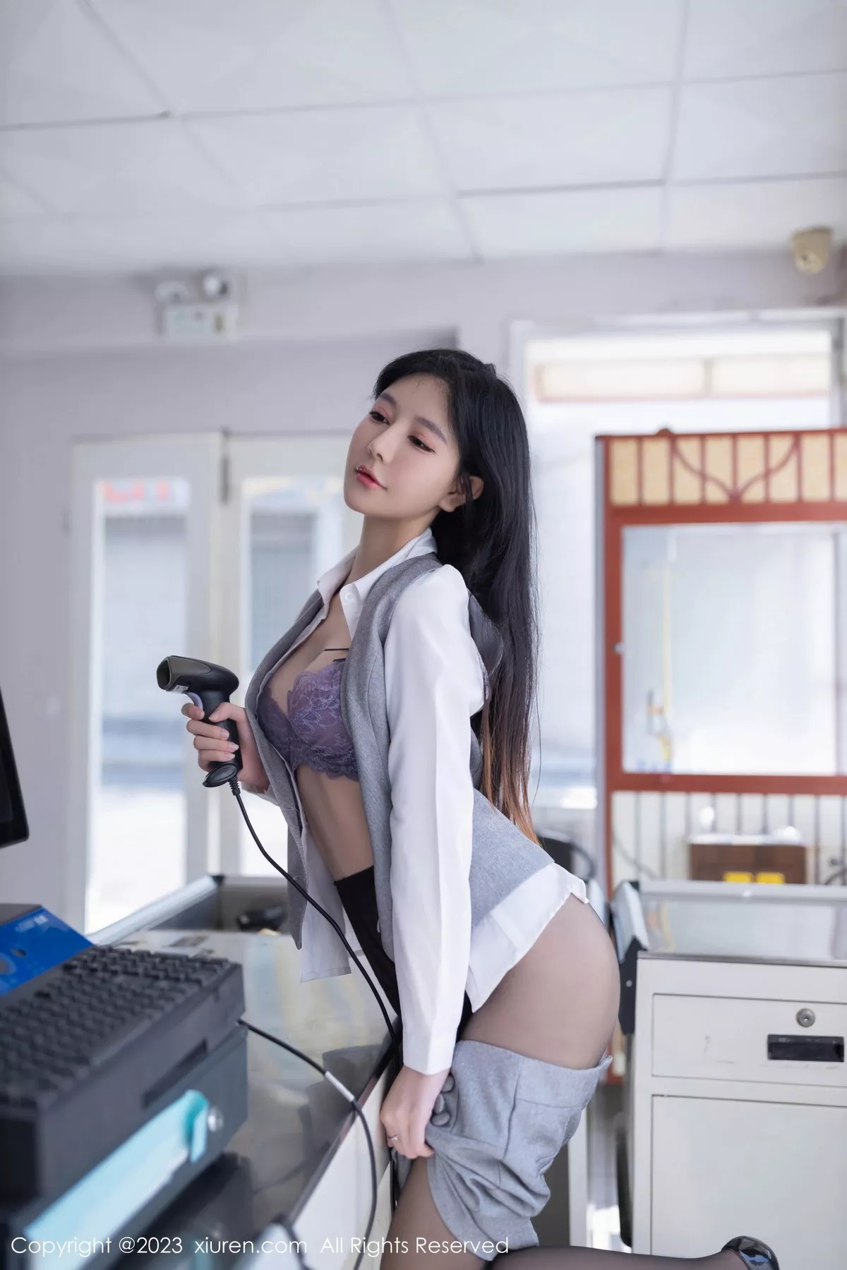 秀人集.com_[XiuRen秀人网]No.7684_模特幼幼性感灰色短裙制服露紫色蕾丝内衣秀完美身姿诱惑写真80P