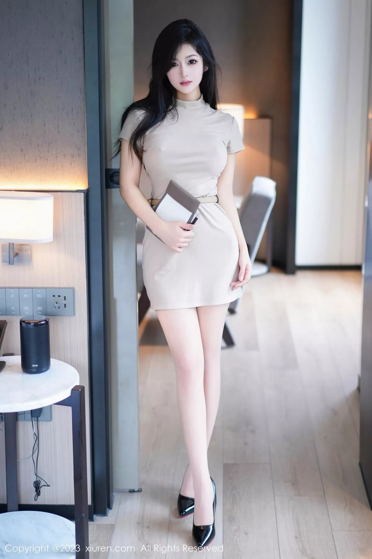 秀人集.com_[XiuRen秀人网]No.7572_模特谭小灵性感杏色连衣短裙配超薄无内肉丝秀惹火身材诱惑写真81P