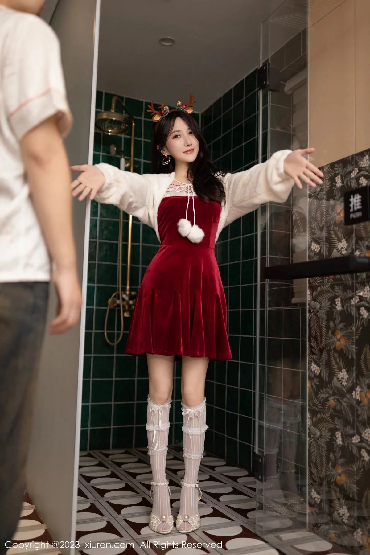 秀人集.com_[XiuRen秀人网]No.7854_模特鱼子酱Fish圣诞主题脱红色短裙露白色轻透内衣撩人诱惑写真81P
