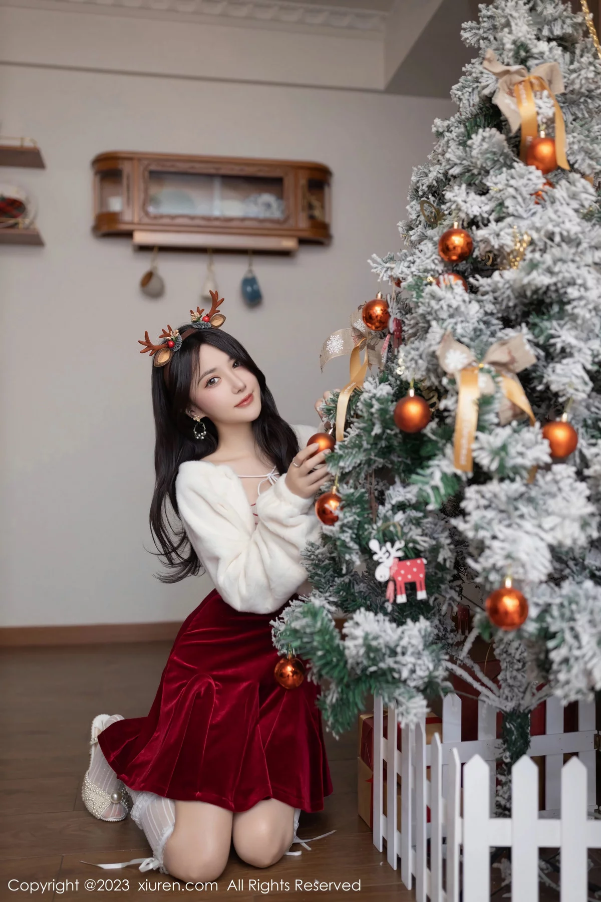 秀人集.com_[XiuRen秀人网]No.7854_模特鱼子酱Fish圣诞主题脱红色短裙露白色轻透内衣撩人诱惑写真81P
