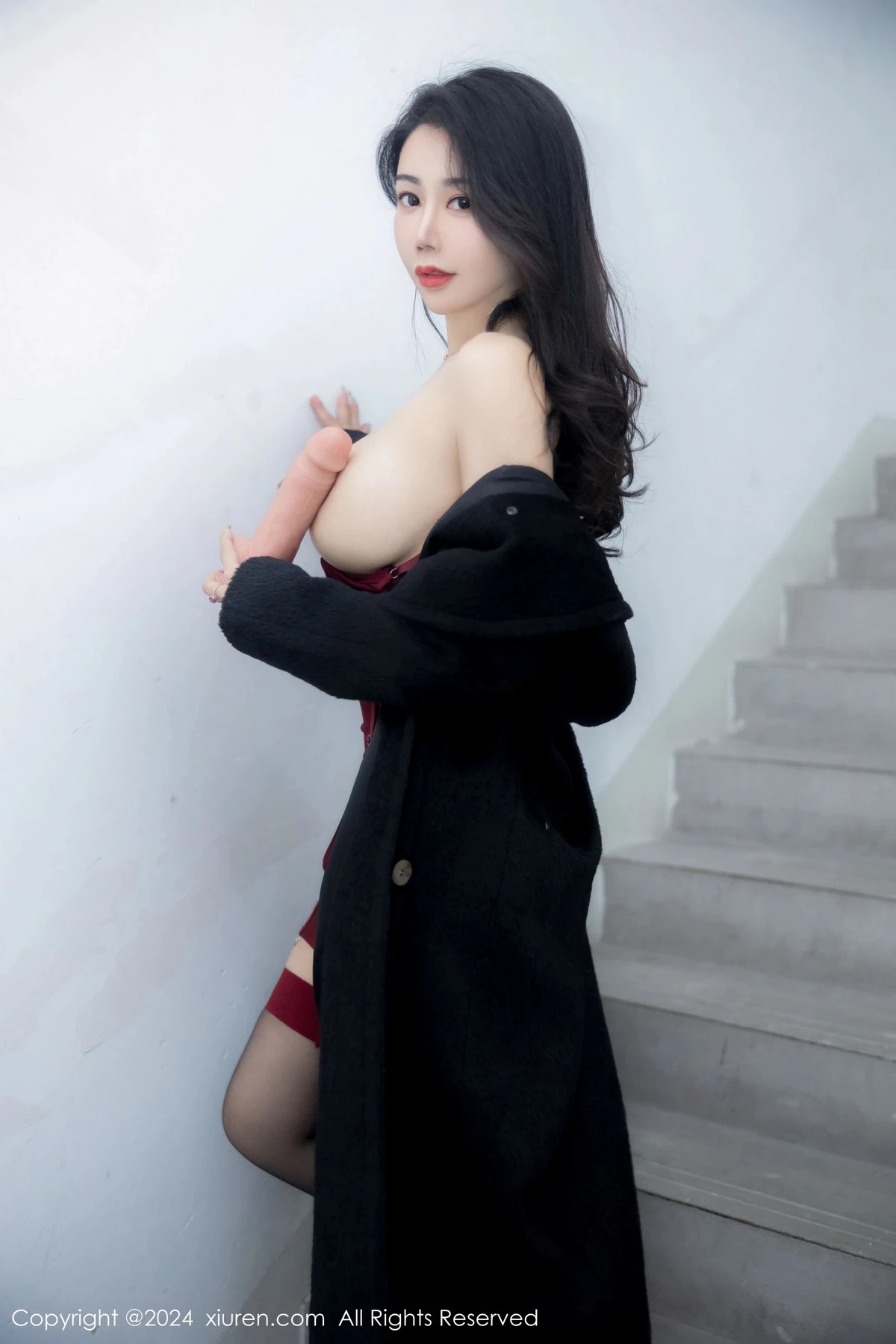 秀人集.com_[XiuRen秀人网]No.8221_模特李若汐黑色外衣露性感红色情趣服饰配黑丝吊袜迷人诱惑写真85P