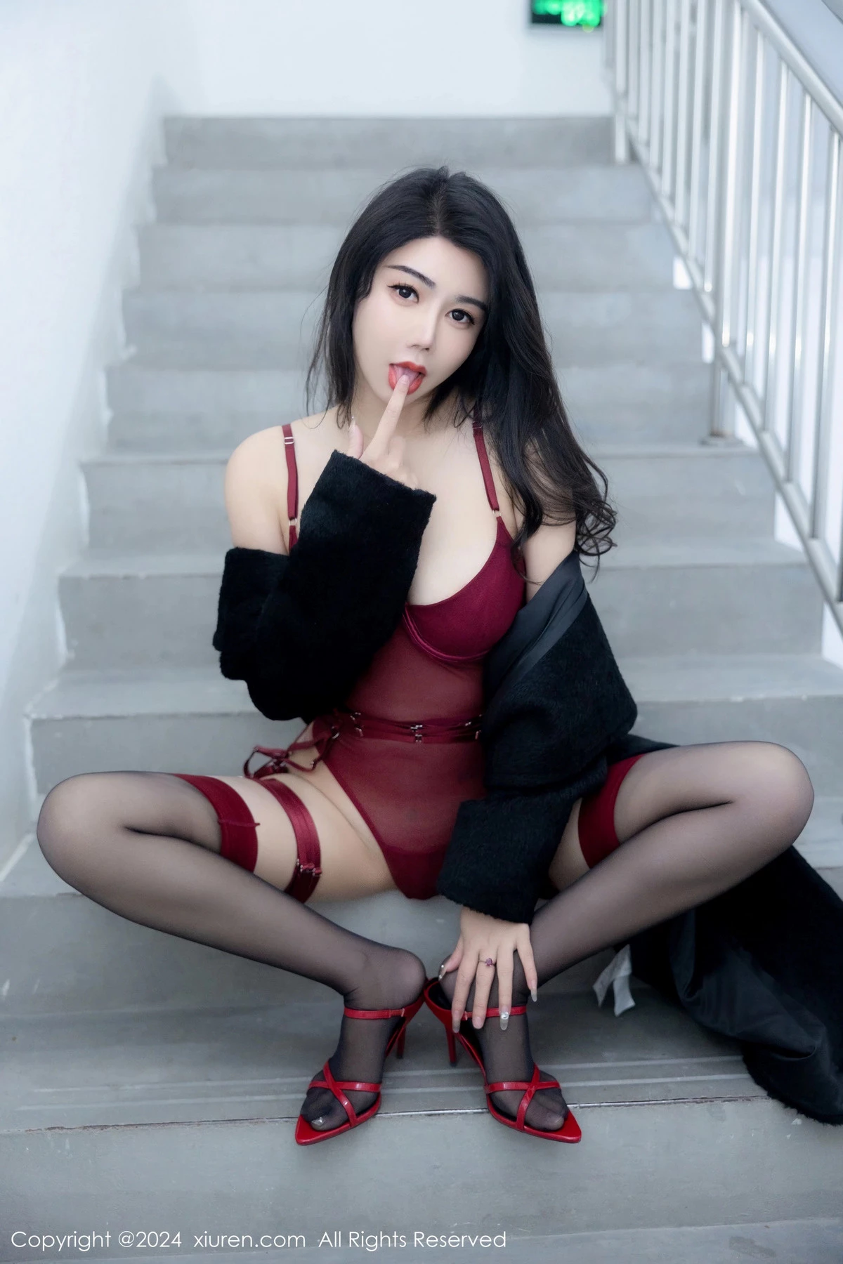 秀人集.com_[XiuRen秀人网]No.8221_模特李若汐黑色外衣露性感红色情趣服饰配黑丝吊袜迷人诱惑写真85P