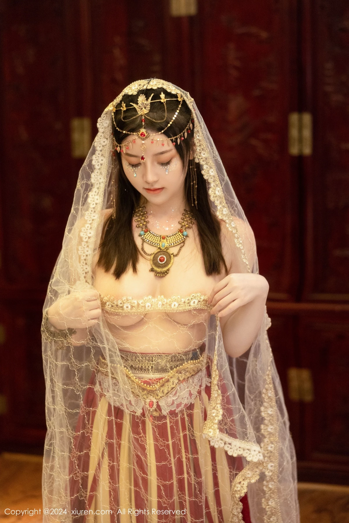 秀人集.com_[XiuRen秀人网]No.8349_模特豆瓣酱性感红色薄纱西域服饰半脱秀丰腴身材撩人诱惑写真82P