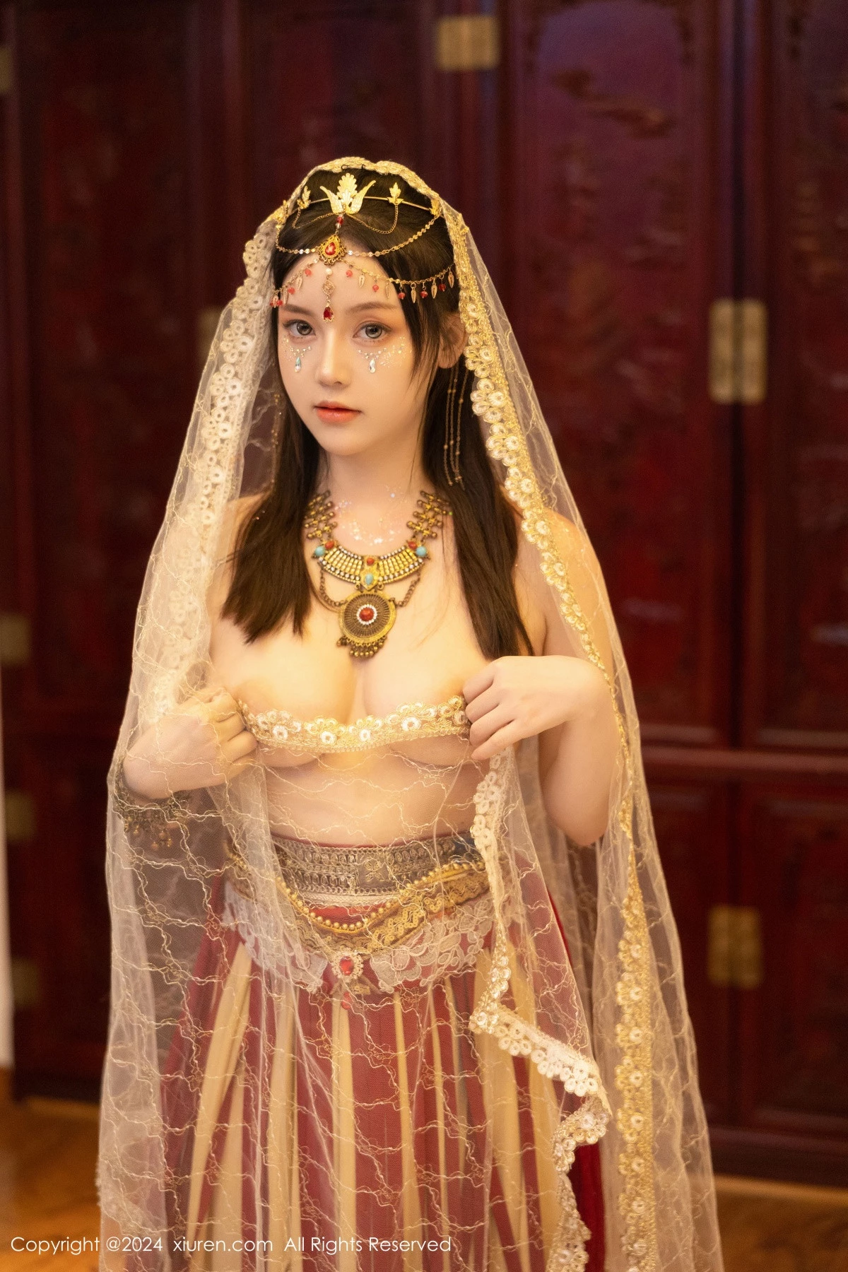 秀人集.com_[XiuRen秀人网]No.8349_模特豆瓣酱性感红色薄纱西域服饰半脱秀丰腴身材撩人诱惑写真82P