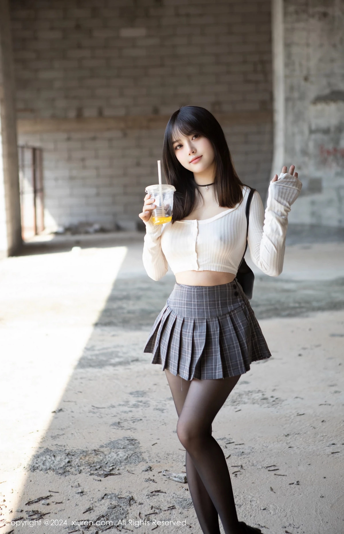 秀人集.com_[XiuRen秀人网]No.8439_模特豆瓣酱捆绑主题性感白色上衣配开档黑丝秀丰满身材诱惑写真85P