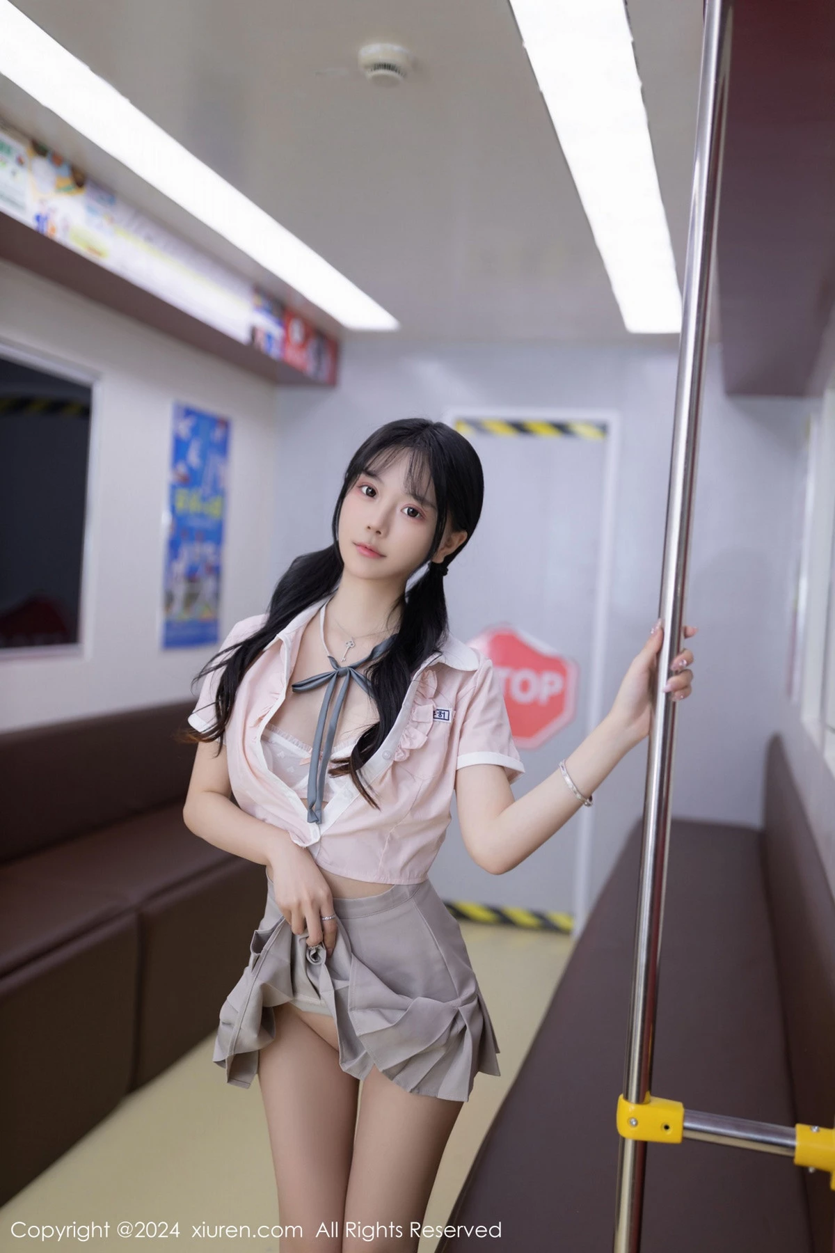 秀人集.com_[XiuRen秀人网]No.8515_模特幼幼地铁场景性感浅色学妹制服半脱秀完美身材迷人诱惑写真80P