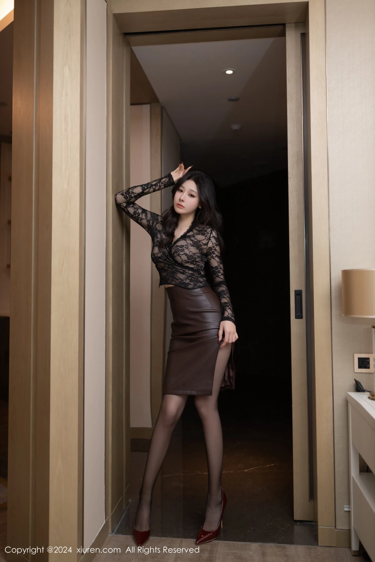 秀人集.com_[XiuRen秀人网]No.8662_模特小逗逗性感黑色上衣露黑色内衣配超薄黑丝秀美腿诱惑写真80P
