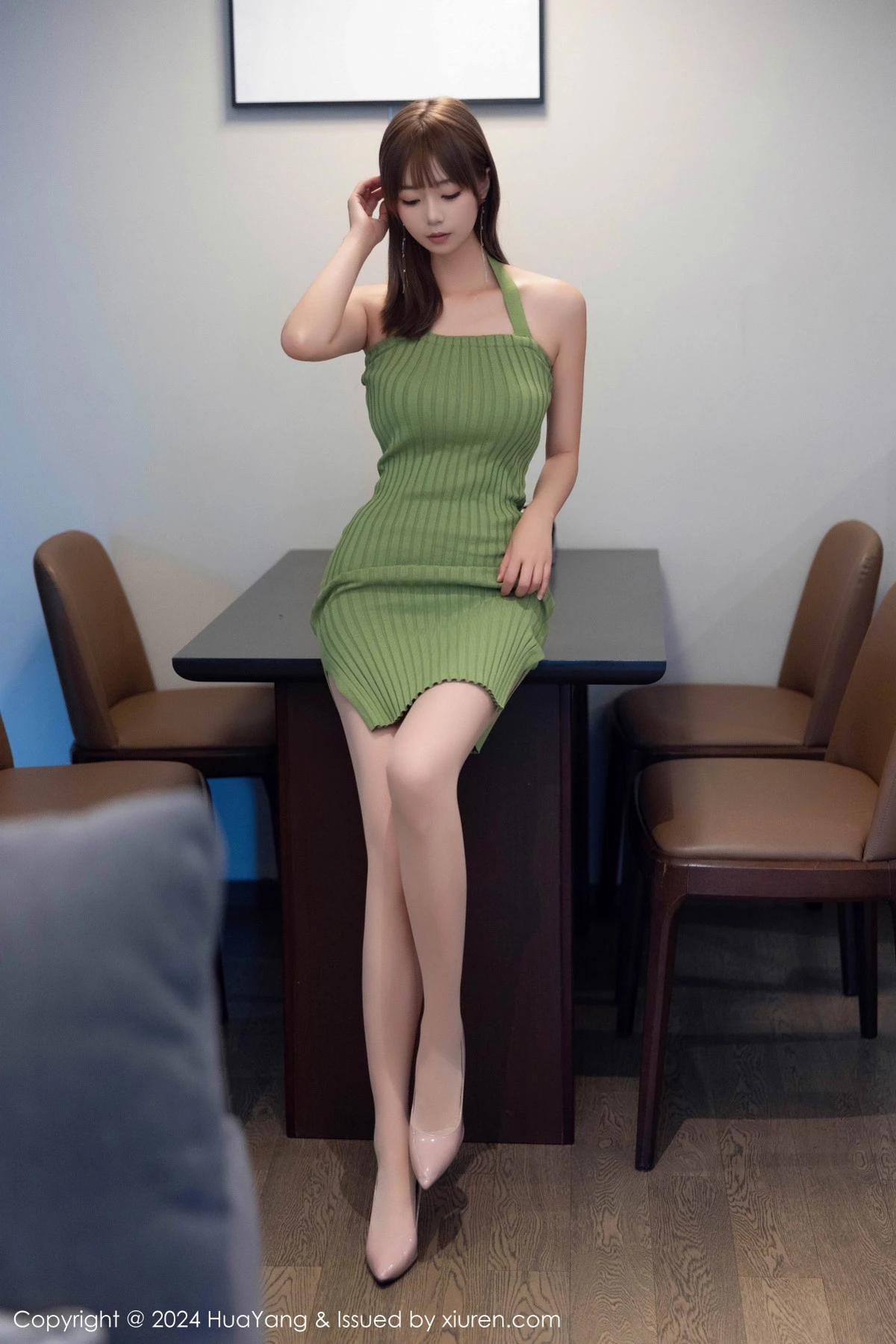 秀人集.com_[HuaYang花漾]Vol.600_女神宋-kiki性感绿色连衣短裙配超薄灰丝秀丰腴身材完美诱惑写真74P