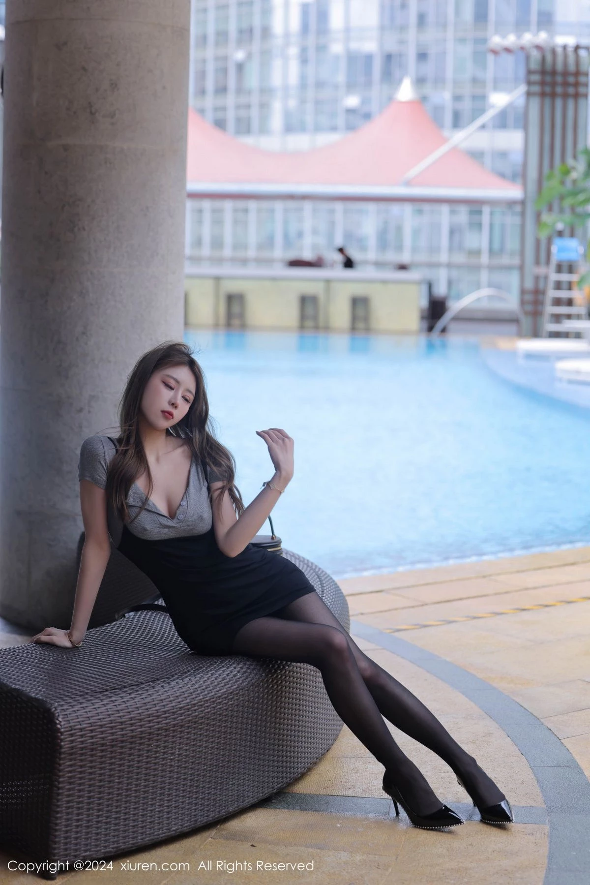 秀人集.com_[XiuRen秀人网]No.9213_模特Zoe柚柚性感黑灰色连衣短裙配黑丝裤袜秀凹凸身材诱惑写真82P