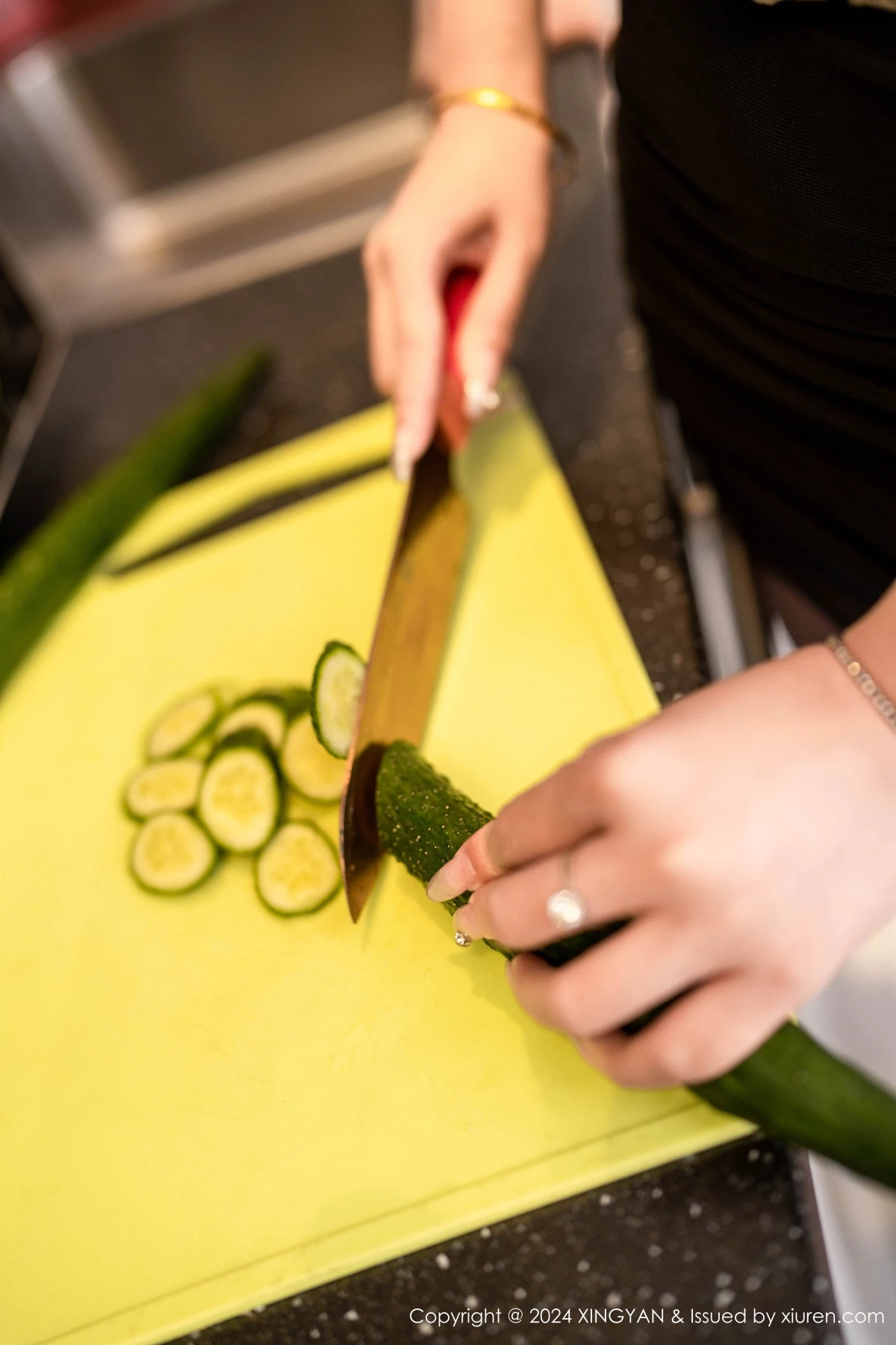 秀人集.com_[XINGYAN星颜社]VOL.275_模特李若汐ci性感黑白波点服饰配开档黑丝秀丰腴身姿诱惑写真80P