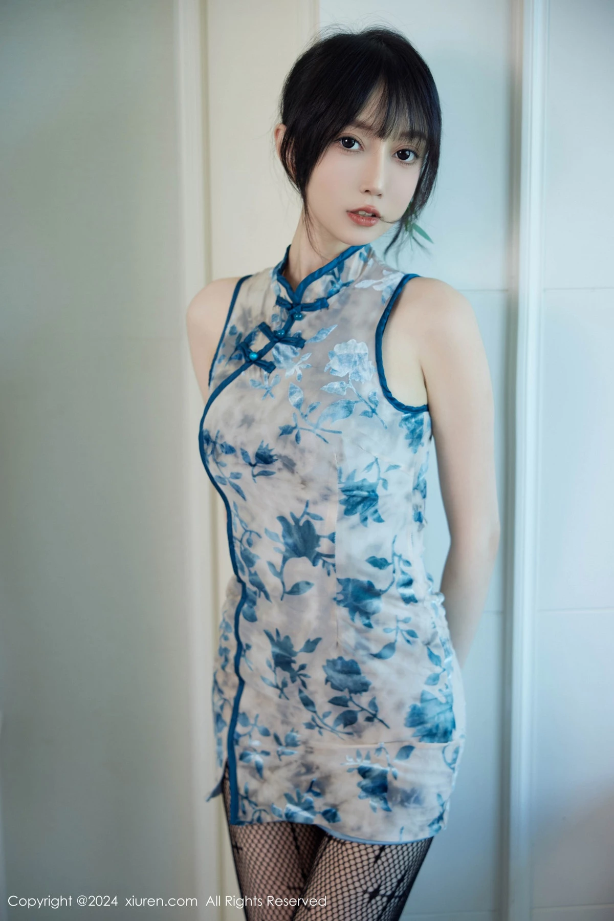 秀人集.com_[XiuRen秀人网]No.9236_模特玥儿玥er性感浅蓝旗袍露黑色内衣配黑丝网袜秀美腿诱惑写真74P