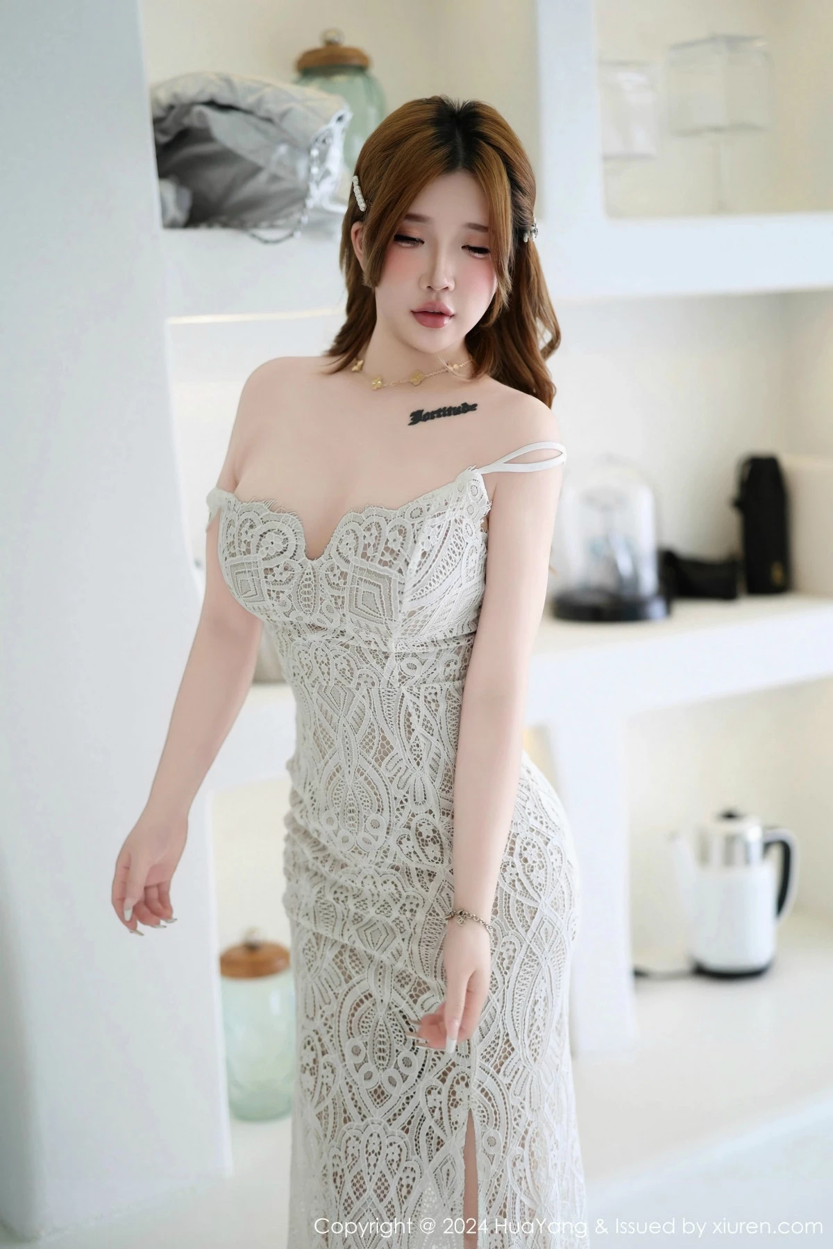 秀人集.com_[YouMi尤蜜荟]Vol.1105_模特小海臀Rena性感缕空吊带长裙配肉丝袜秀丰满身材诱惑写真50P