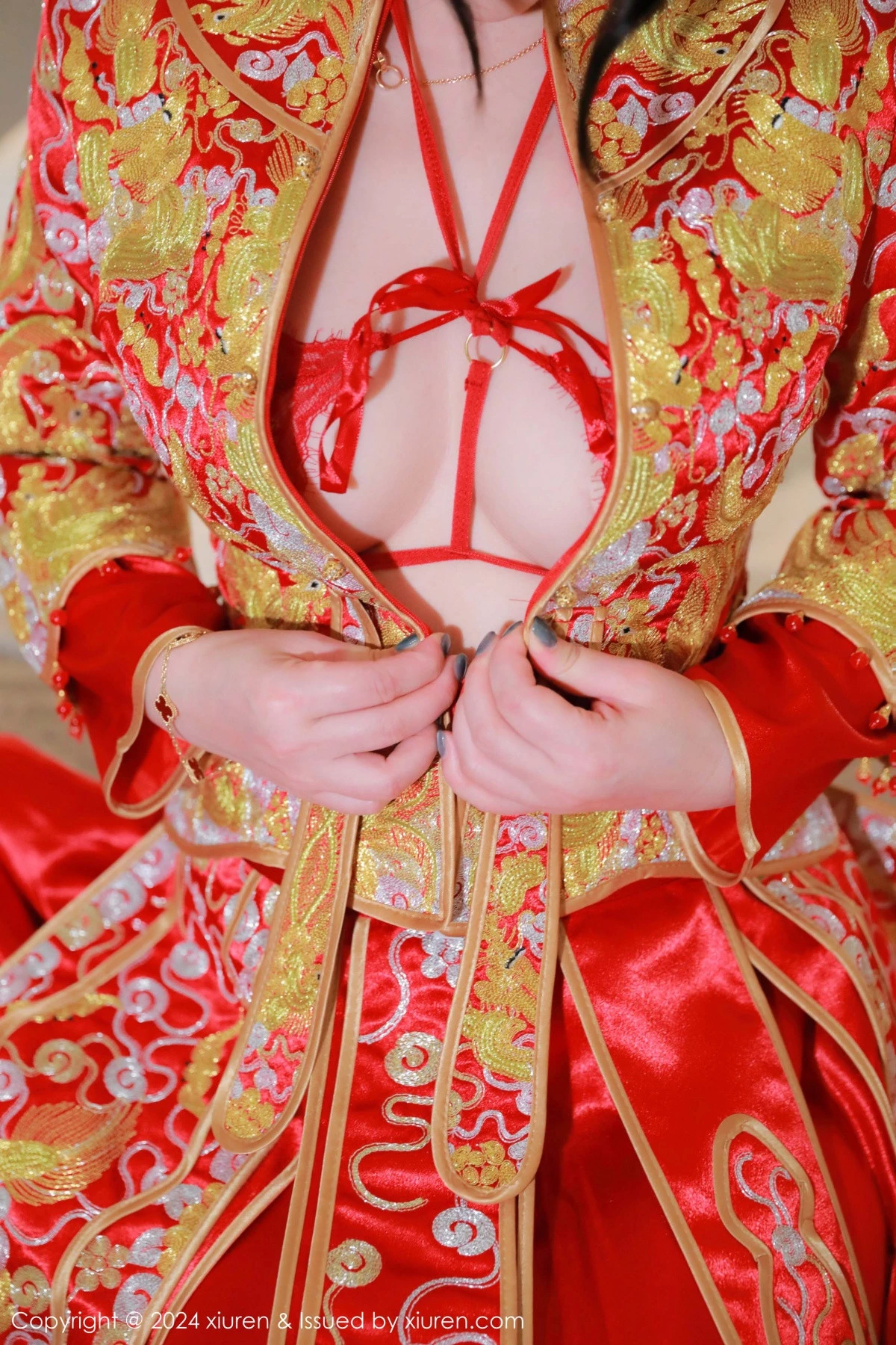 秀人集.com_[XiuRen秀人网]No.9494_模特诗诗kiki性感红色新娘服饰露红色内衣秀惹火身材诱惑写真83P