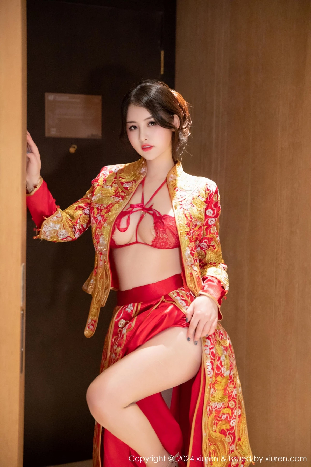 秀人集.com_[XiuRen秀人网]No.9494_模特诗诗kiki性感红色新娘服饰露红色内衣秀惹火身材诱惑写真83P