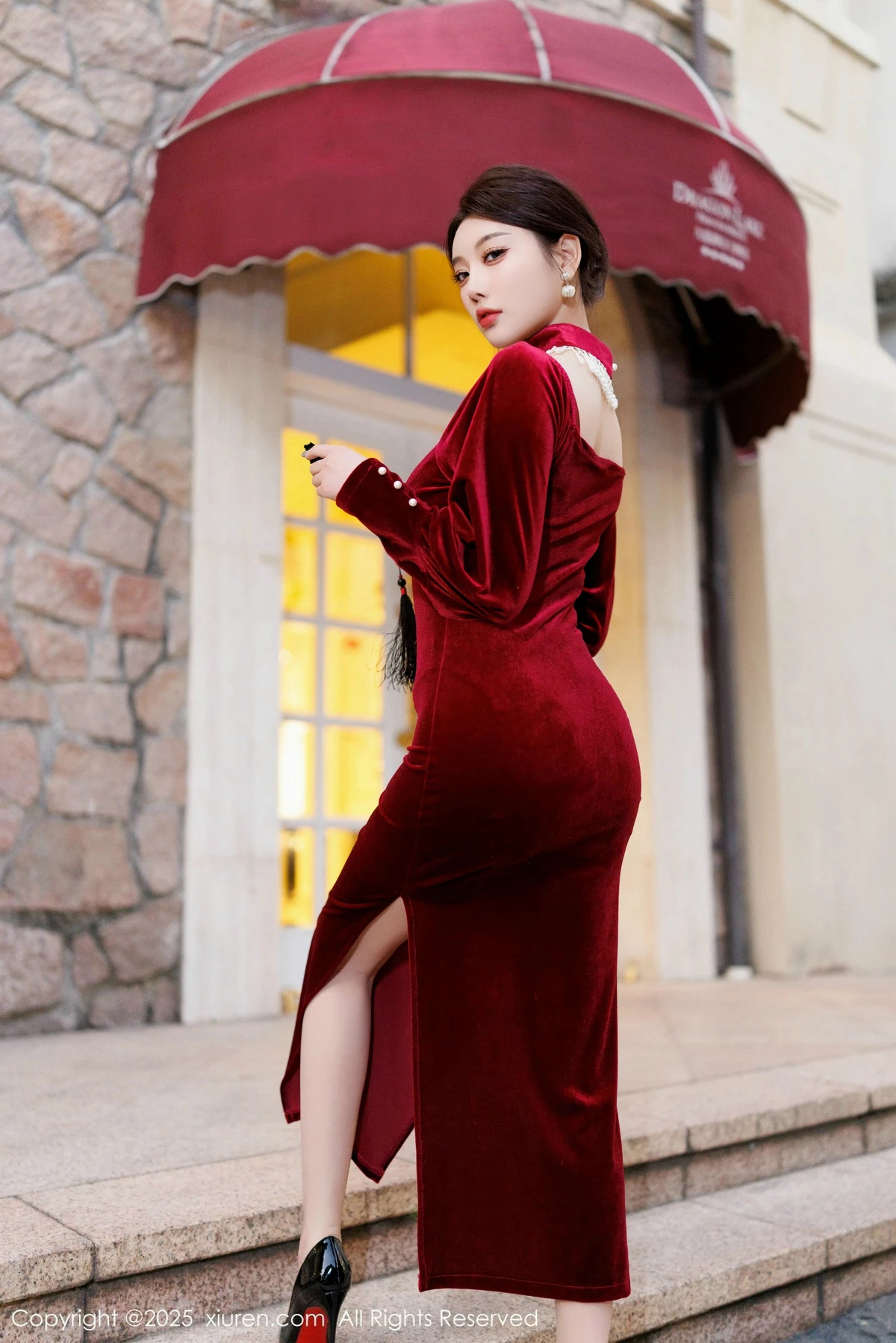 秀人集.com_[XiuRen秀人网]No.9831_女神杨晨晨Yome性感深色旗袍+红色蕾丝内衣秀丰腴身材诱惑写真90P