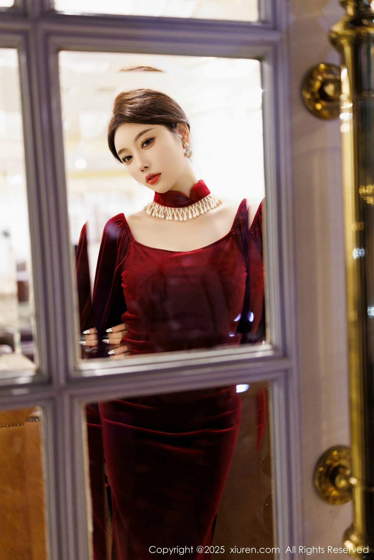 秀人集.com_[XiuRen秀人网]No.9831_女神杨晨晨Yome性感深色旗袍+红色蕾丝内衣秀丰腴身材诱惑写真90P