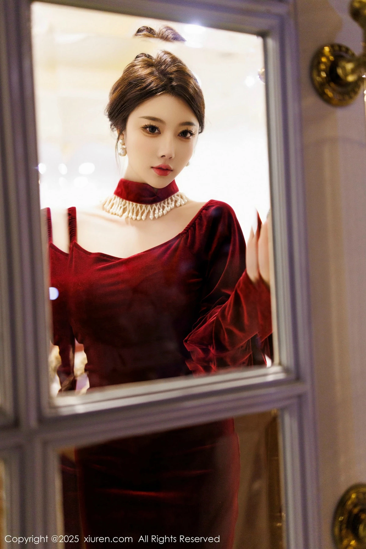 秀人集.com_[XiuRen秀人网]No.9831_女神杨晨晨Yome性感深色旗袍+红色蕾丝内衣秀丰腴身材诱惑写真90P