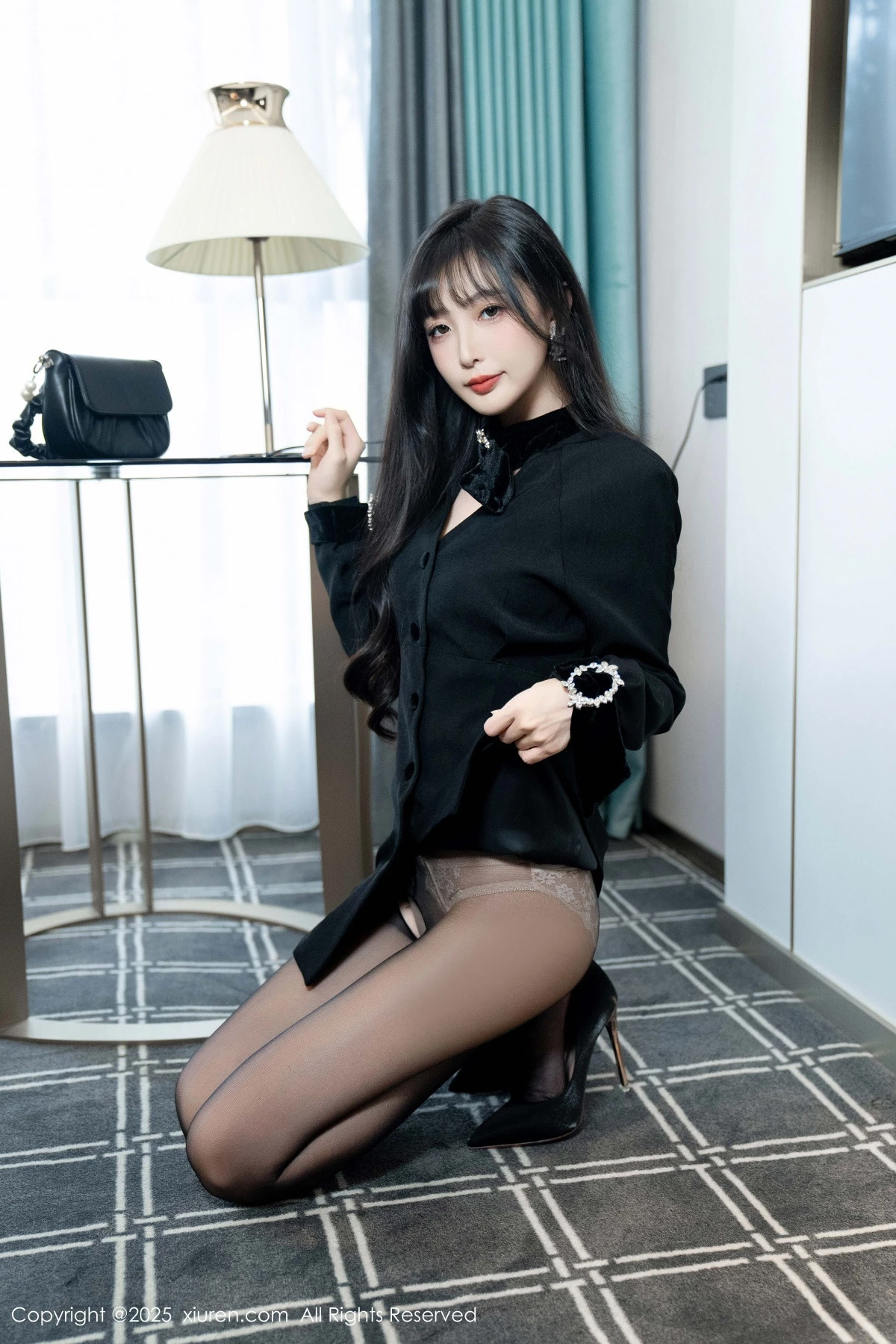 秀人集.com_[XiuRen秀人网]No.9918_模特樱桃小阑子黑色外套露性感内衣配开档黑丝秀曼妙身姿诱惑写真99P