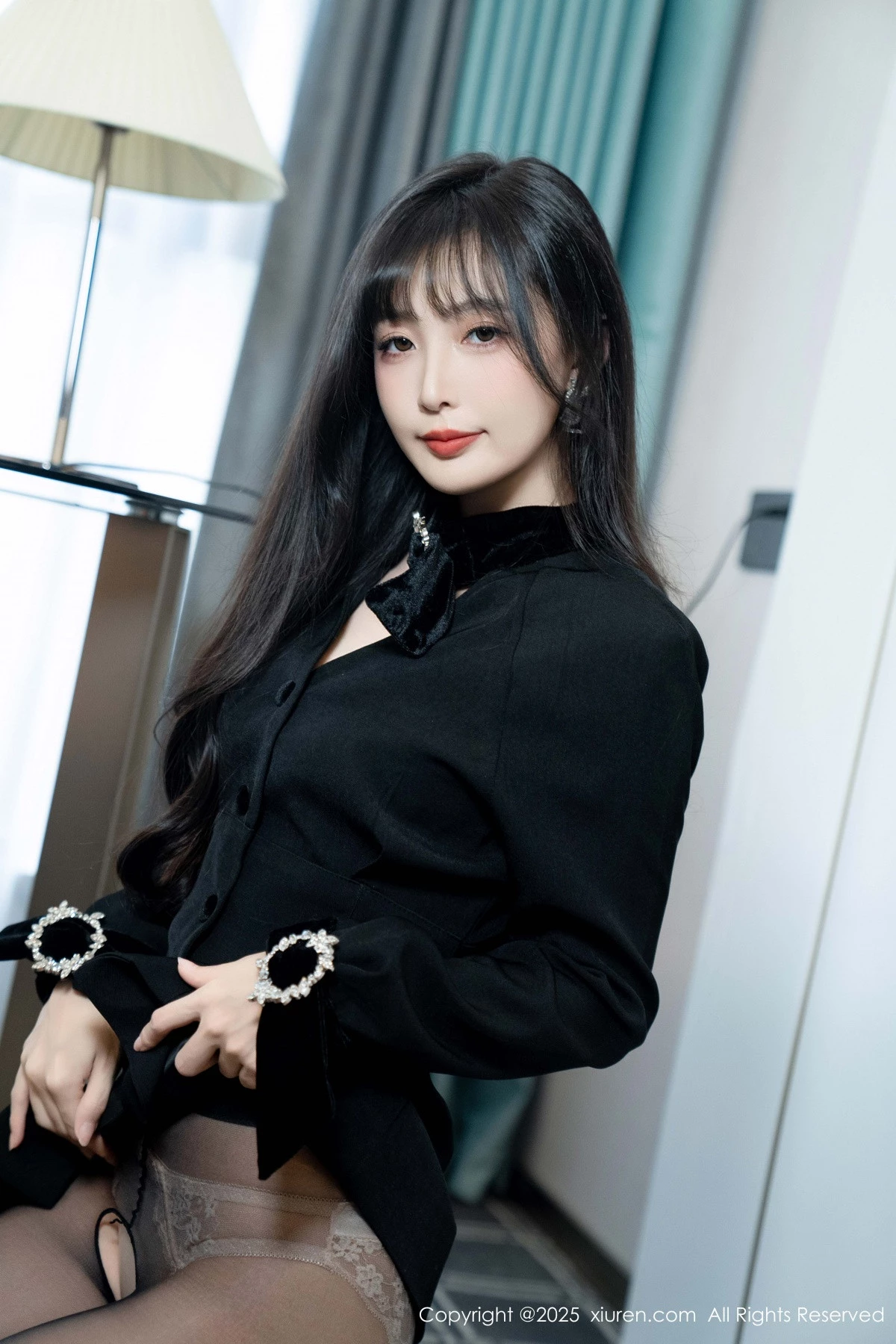 秀人集.com_[XiuRen秀人网]No.9918_模特樱桃小阑子黑色外套露性感内衣配开档黑丝秀曼妙身姿诱惑写真99P