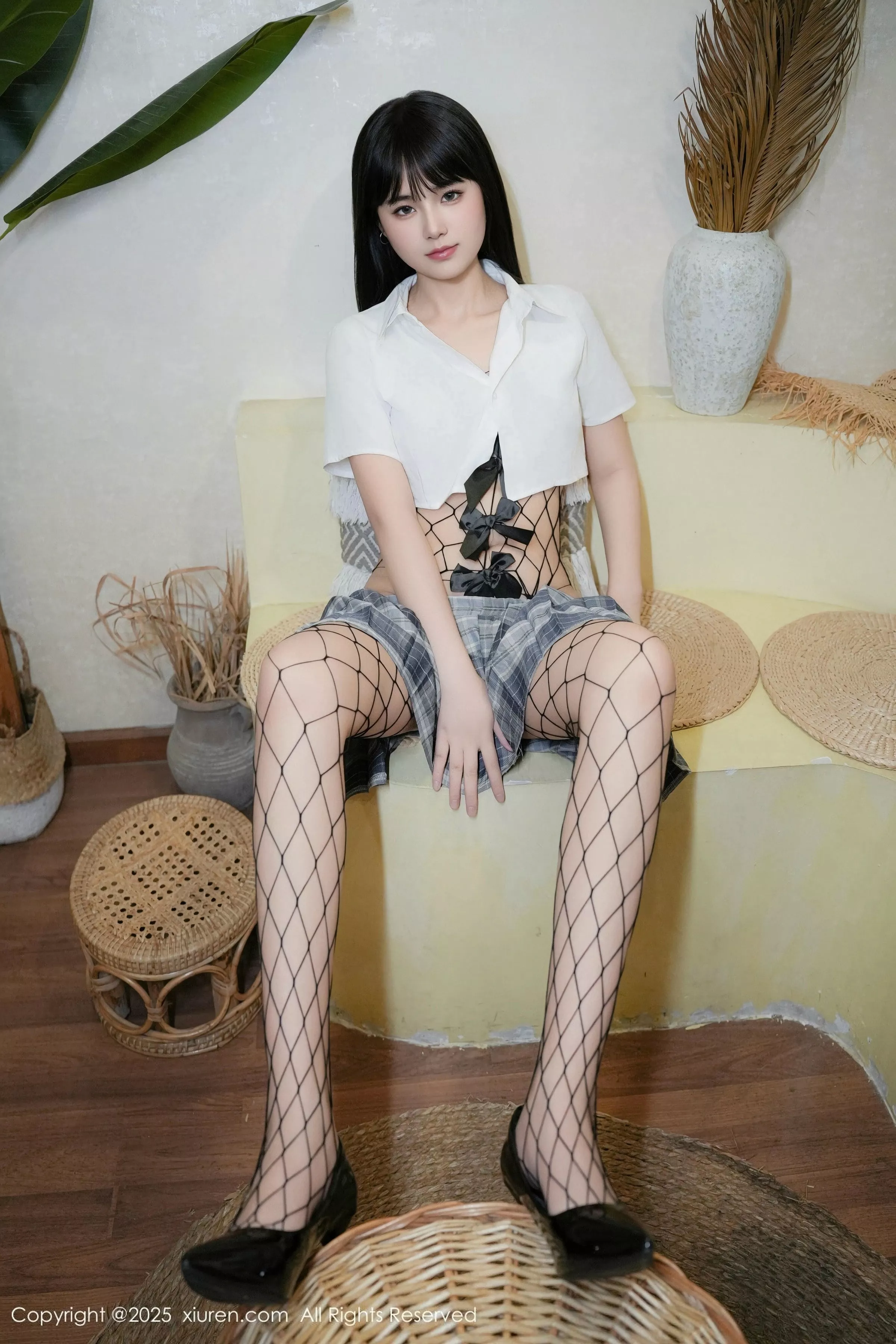 秀人集.com_[XiuRen秀人网]No.10118_模特姚若兮vay性感白T配灰短裙露黑丝网袜秀曼妙身姿诱惑写真55P