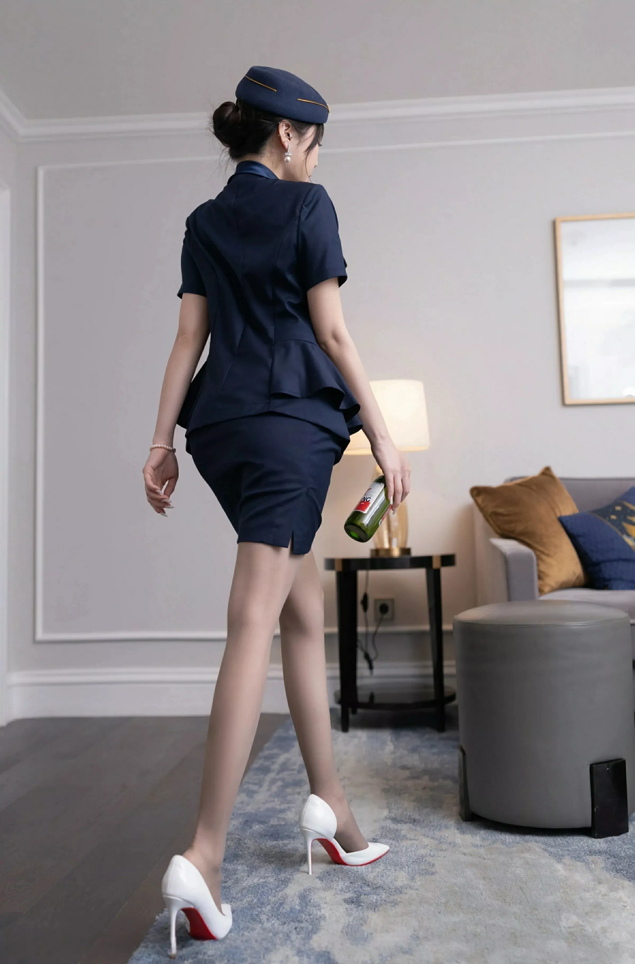 秀人集.com_[XiuRen秀人网]No.10142_模特鱼子酱Fish性感空姐制服露白色内衣配灰丝袜秀美腿诱惑写真80P