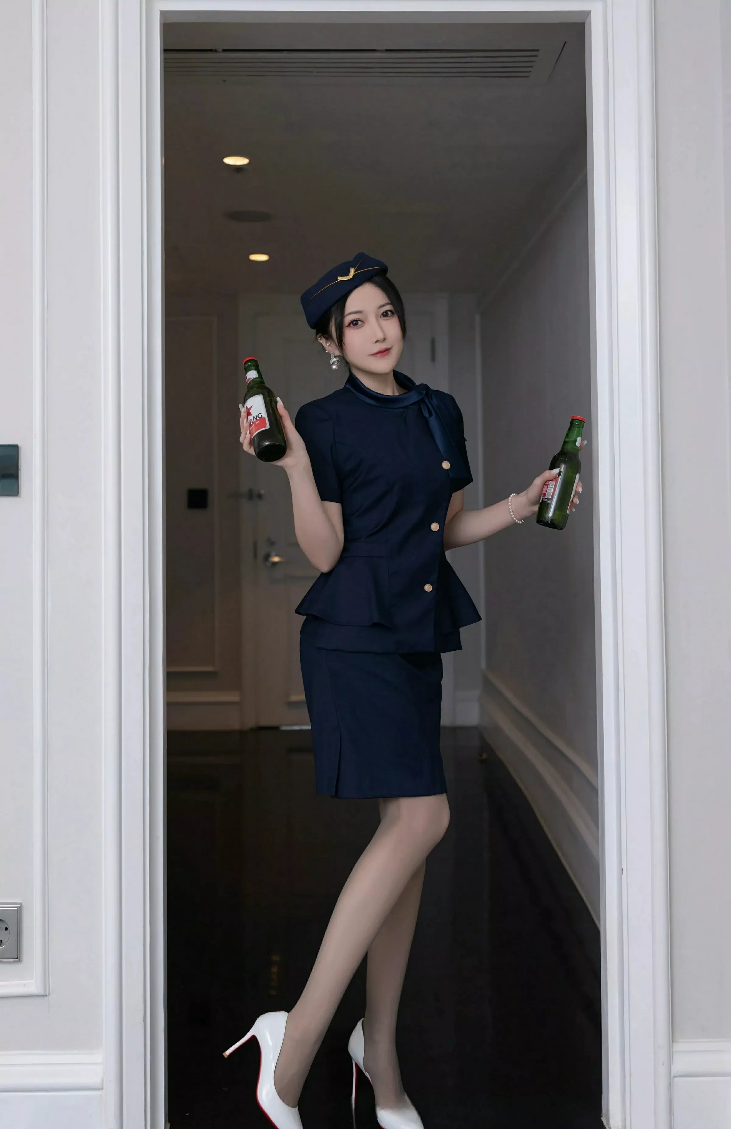 秀人集.com_[XiuRen秀人网]No.10142_模特鱼子酱Fish性感空姐制服露白色内衣配灰丝袜秀美腿诱惑写真80P