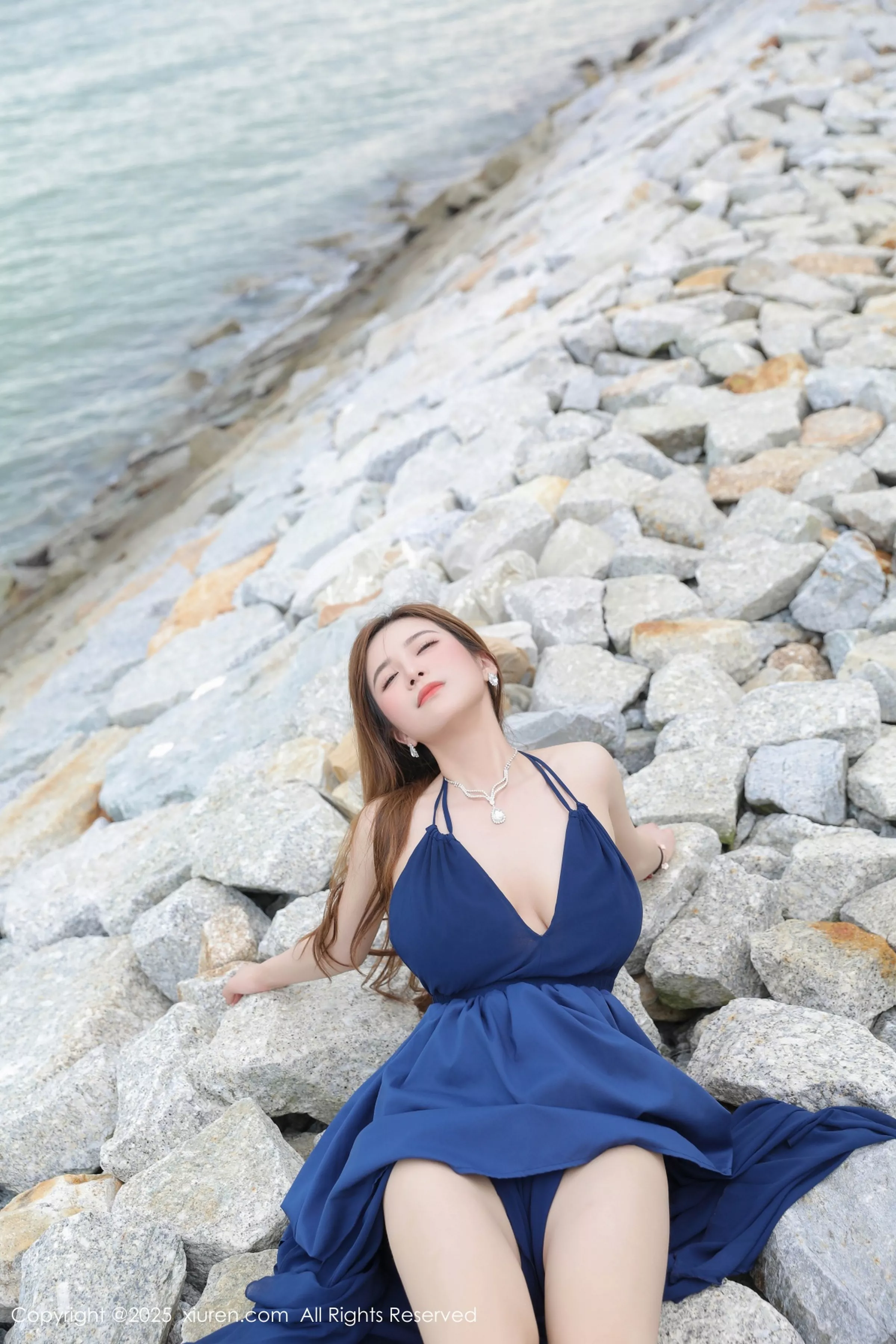 秀人集.com_[XiuRen秀人网]No.10195_模特小肉肉咪性感蓝色连衣裙露白色情趣内衣秀凹凸身材诱惑写真67P
