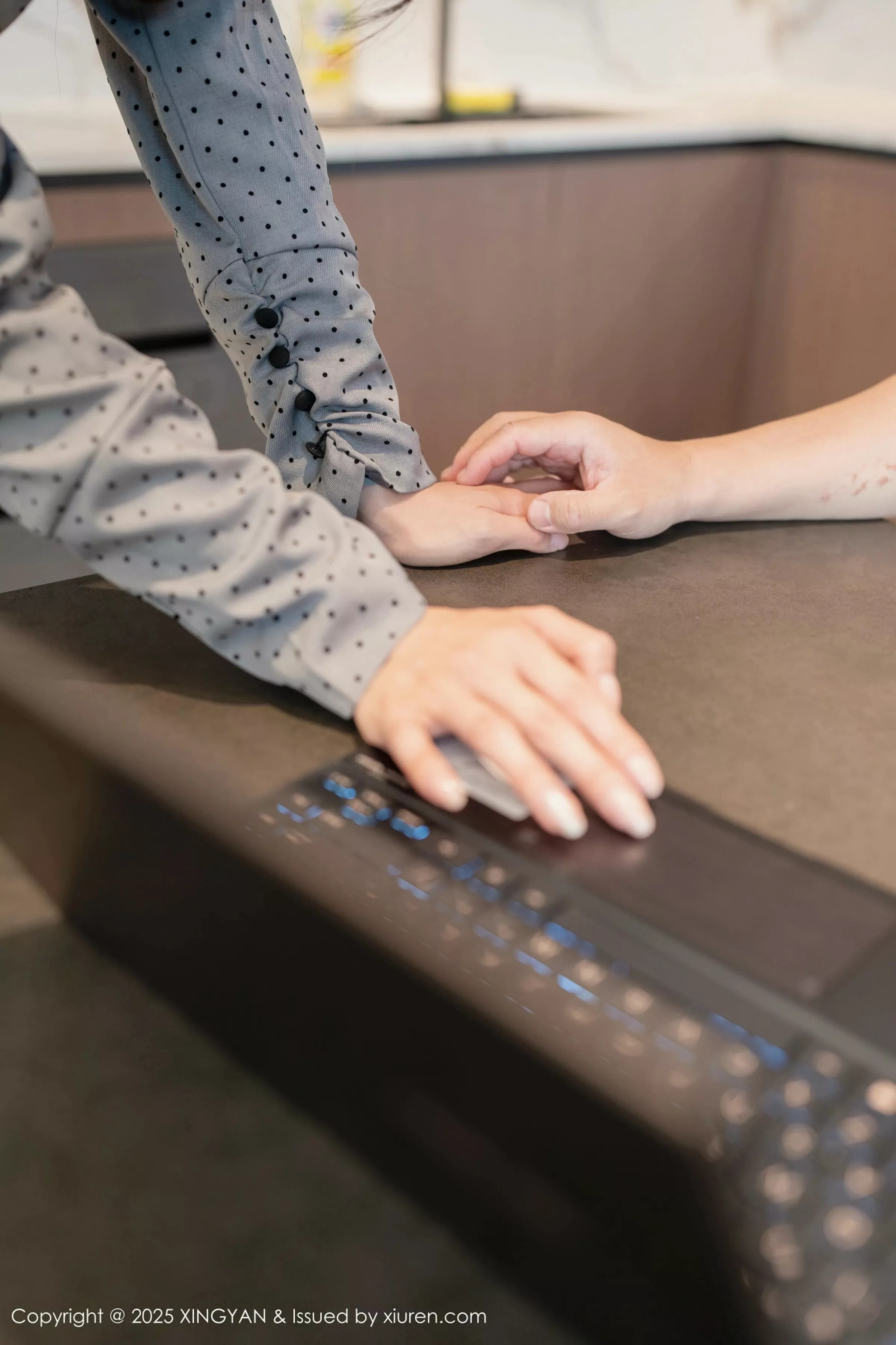 秀人集.com_[XINGYAN星颜社]VOL.348_模特清妙性感灰色OL服饰半撩露黑丝吊袜秀曼妙身姿诱惑写真80P