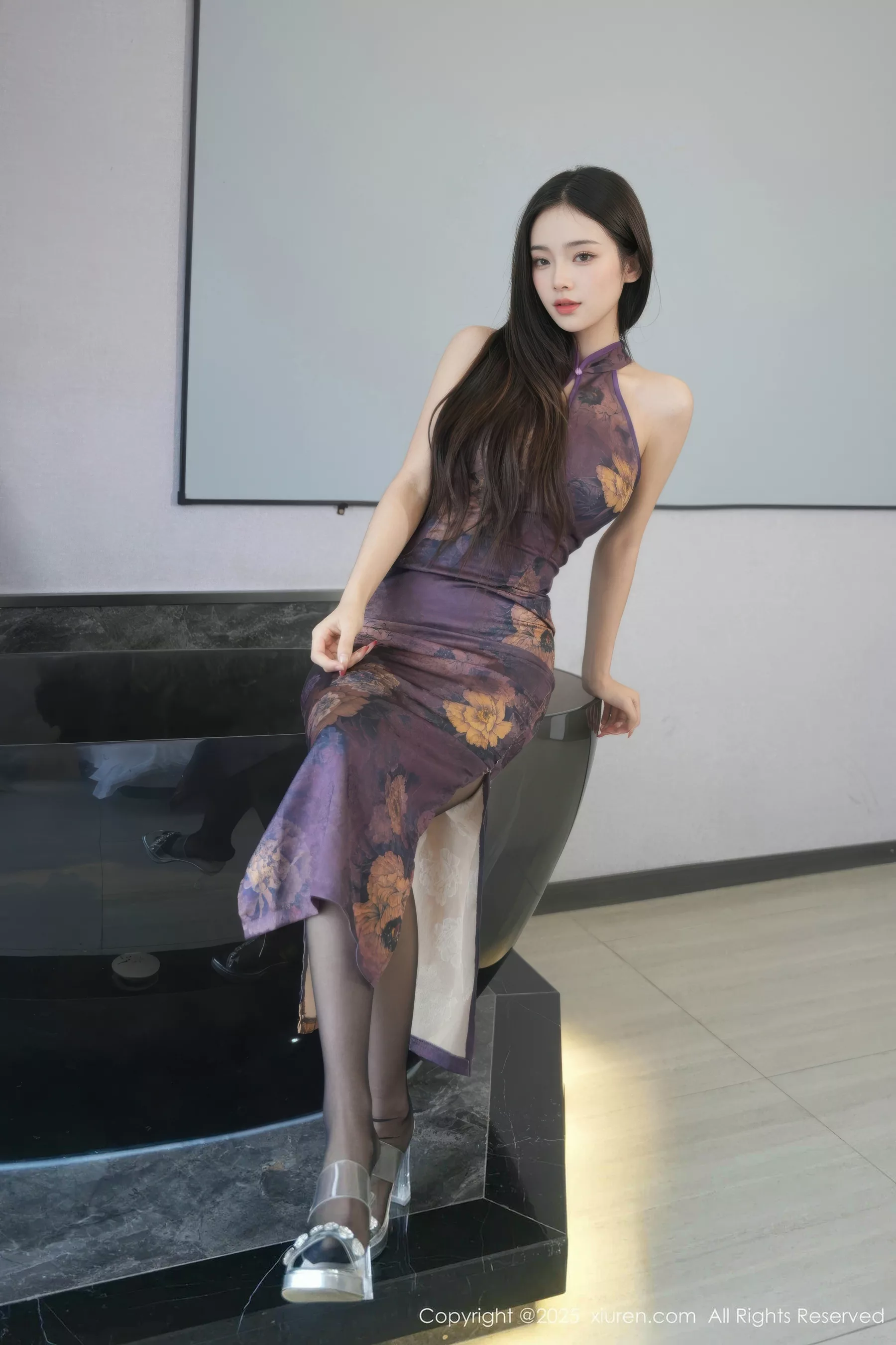 秀人集.com_[XiuRen秀人网]No.10771_新人模特小奶娇私房性感紫色旗袍配超薄黑丝秀完美身材诱惑写真73P