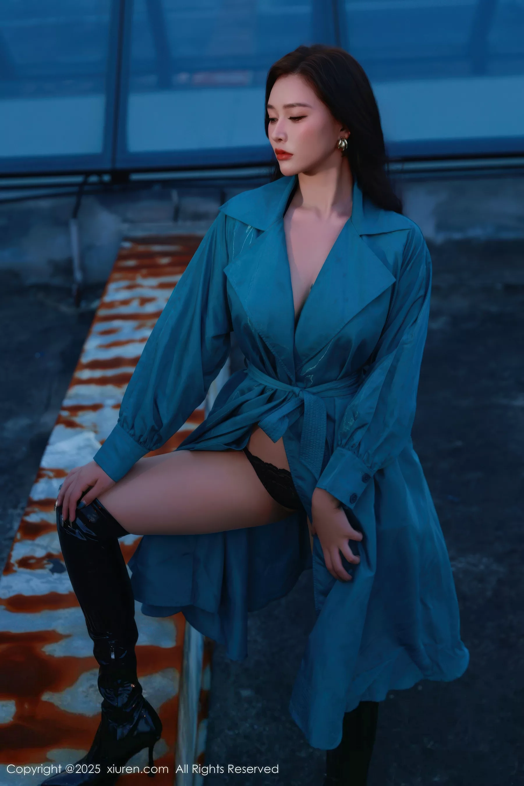 秀人集.com_[XiuRen秀人网]No.10776_模特娜比性感蓝色风衣露黑色蕾丝情趣内衣秀凹凸身材诱惑写真82P