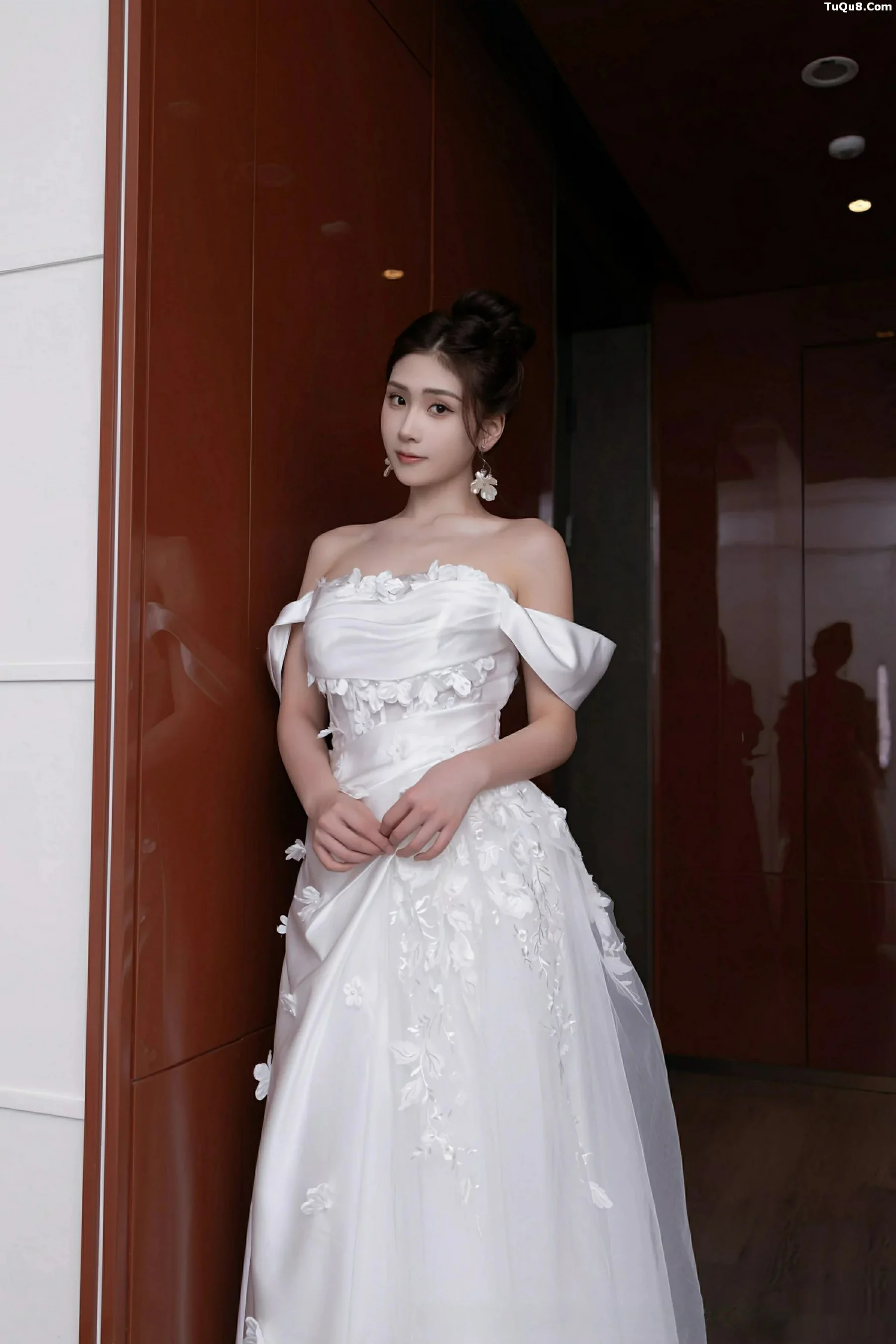 秀人集.com_[XiuRen秀人网]No.10814_模特刘婷婷性感白色婚纱露白色内衣配超薄肉丝秀美腿诱惑写真80P