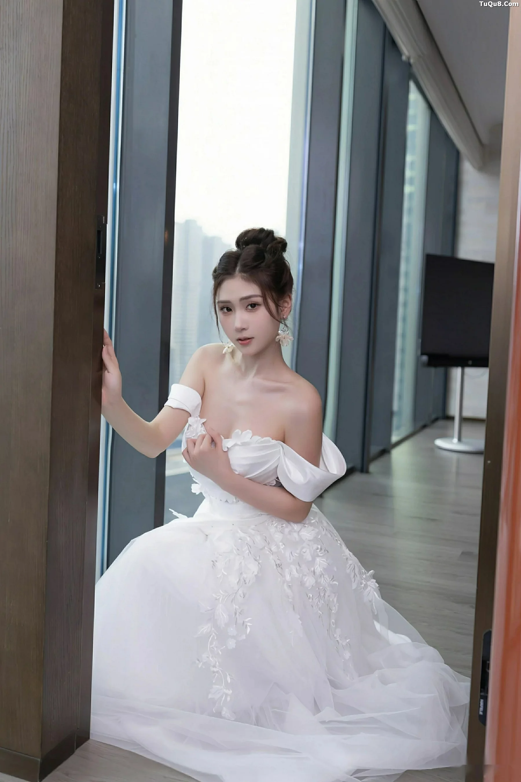 秀人集.com_[XiuRen秀人网]No.10814_模特刘婷婷性感白色婚纱露白色内衣配超薄肉丝秀美腿诱惑写真80P