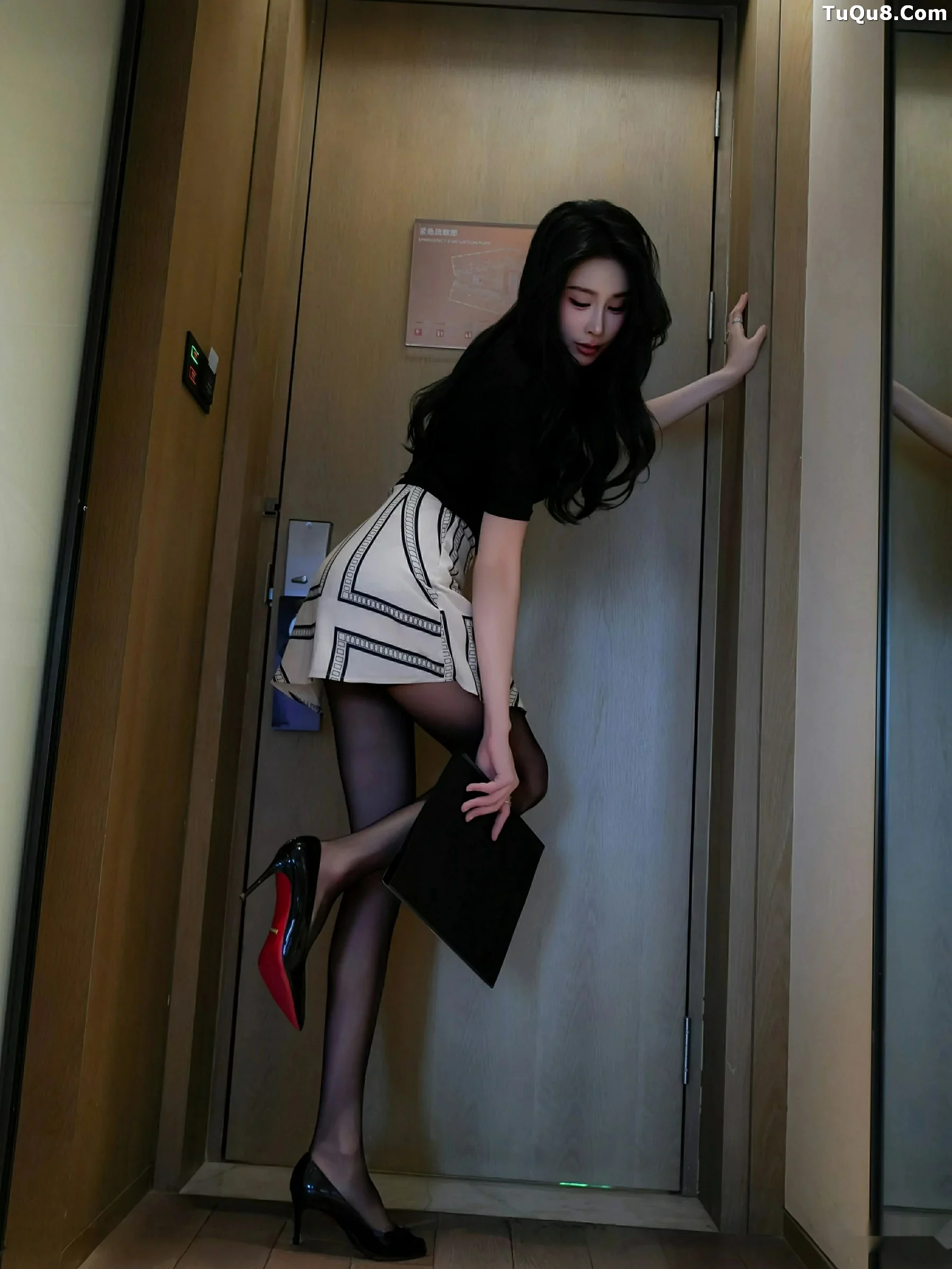 秀人集.com_[XiuRen秀人网]No.10817_新人模特椰汁糯米姬性感黑色T恤配超薄黑丝秀曼妙身材诱惑写真80P