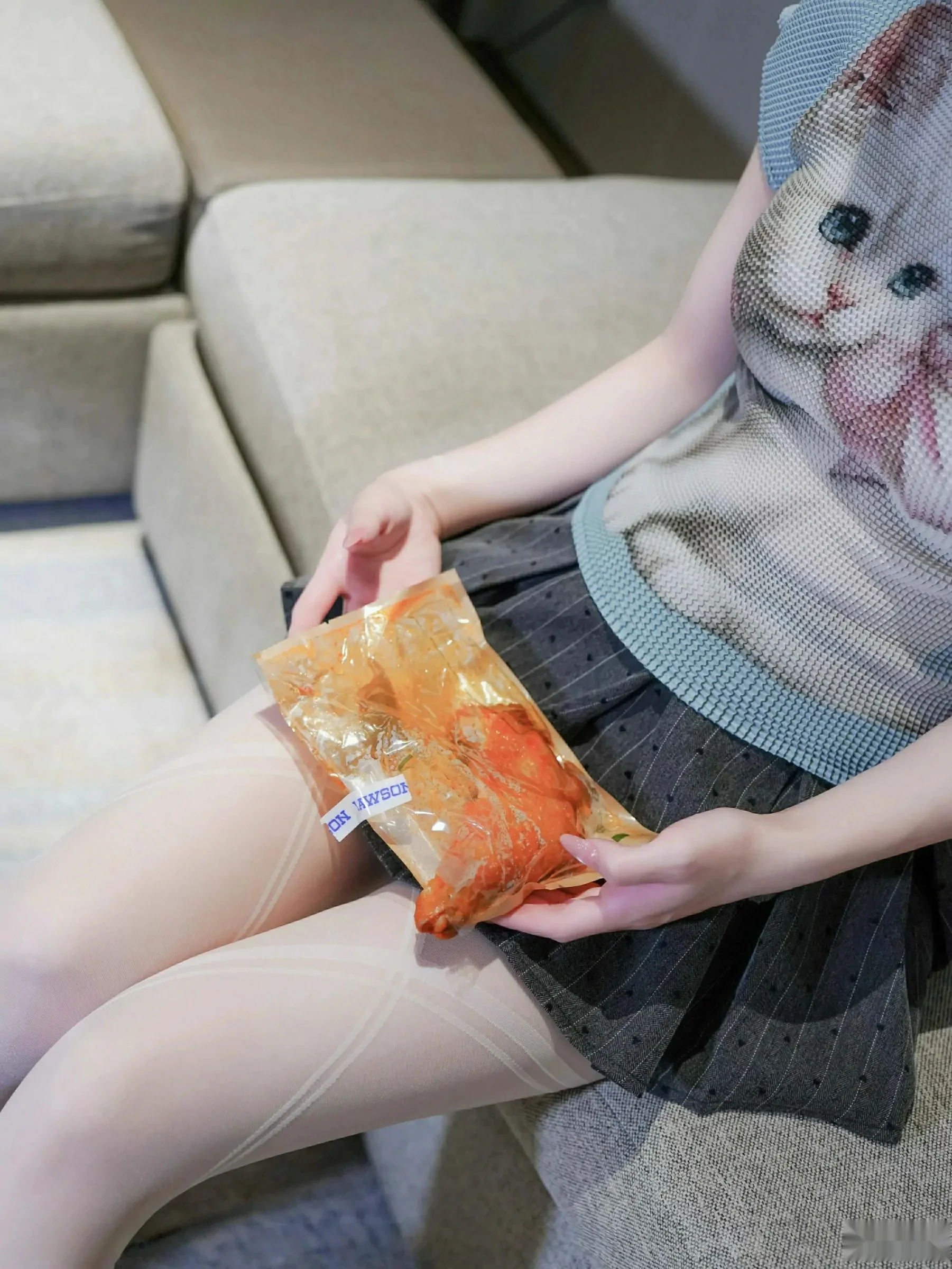 秀人集.com_[XiuRen秀人网]No.10830_模特汁汁性感JK服饰露灰色内衣配白色丝袜秀曼妙身材诱惑写真70P