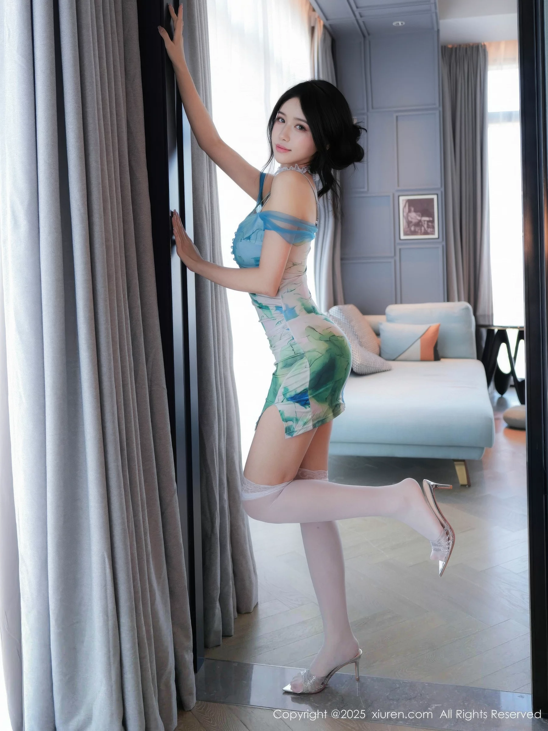 秀人集.com_[XiuRen秀人网]No.10859_模特shelly诗莉吖性感蓝色连衣短裙配白丝袜秀曼妙身姿诱惑写真76P