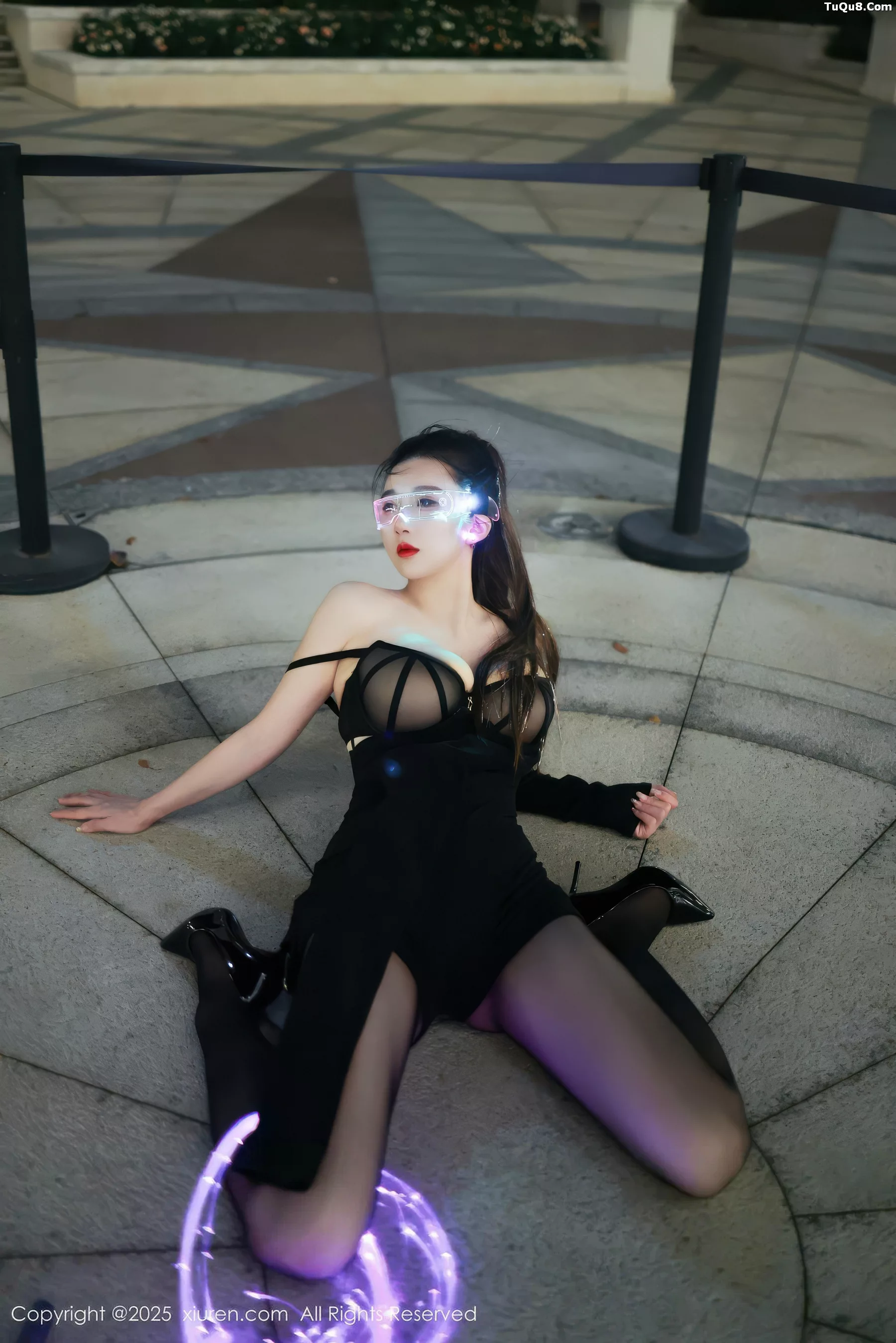 秀人集.com_[XiuRen秀人网]No.10936_模特小肉肉咪性感黑色连衣短裙配超薄黑丝秀凹凸身材诱惑写真77P