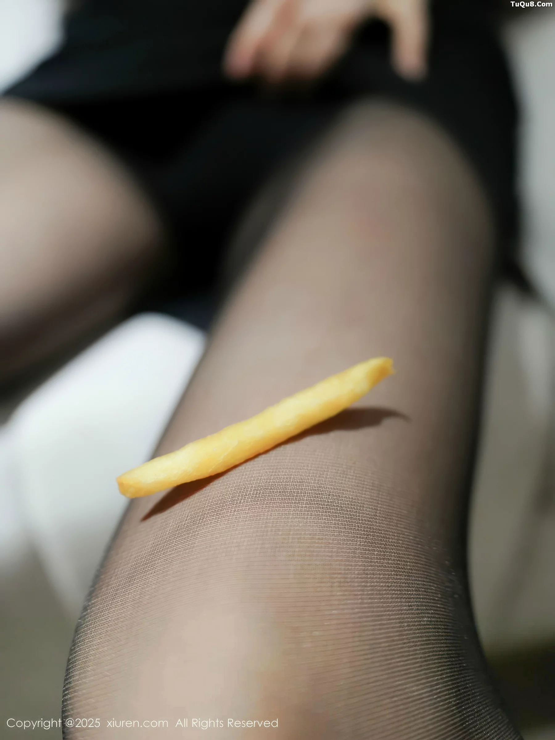 秀人集.com_[XiuRen秀人网]No.10942_新人模特椰汁糯米姬性感黑色连衣短裙配超薄黑丝秀美腿诱惑写真53P