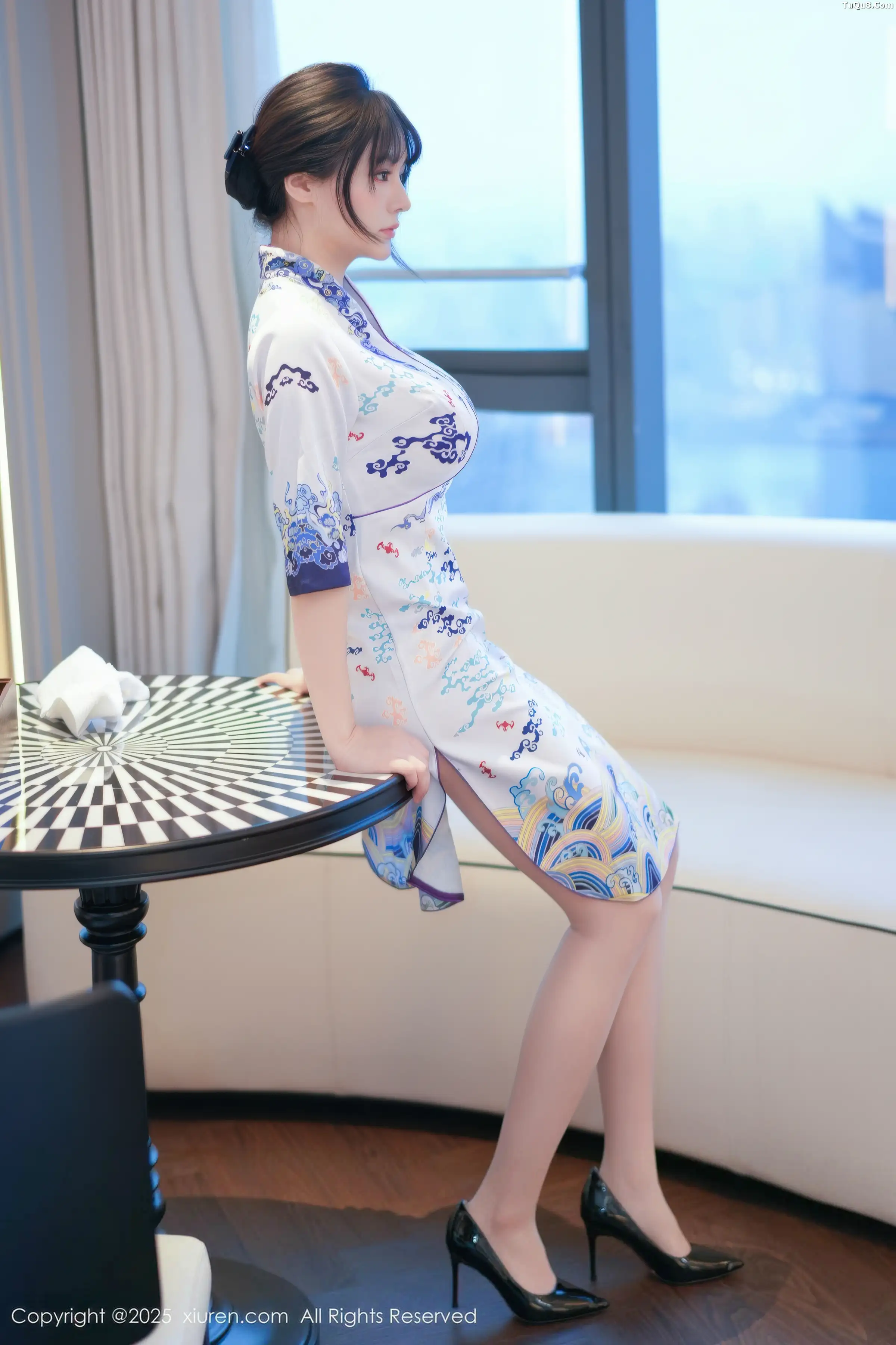 秀人集.com_[XiuRen秀人网]No.11001_模特沈南汐RuRu性感浅色旗袍露白色蕾丝内衣秀凹凸身材诱惑写真67P