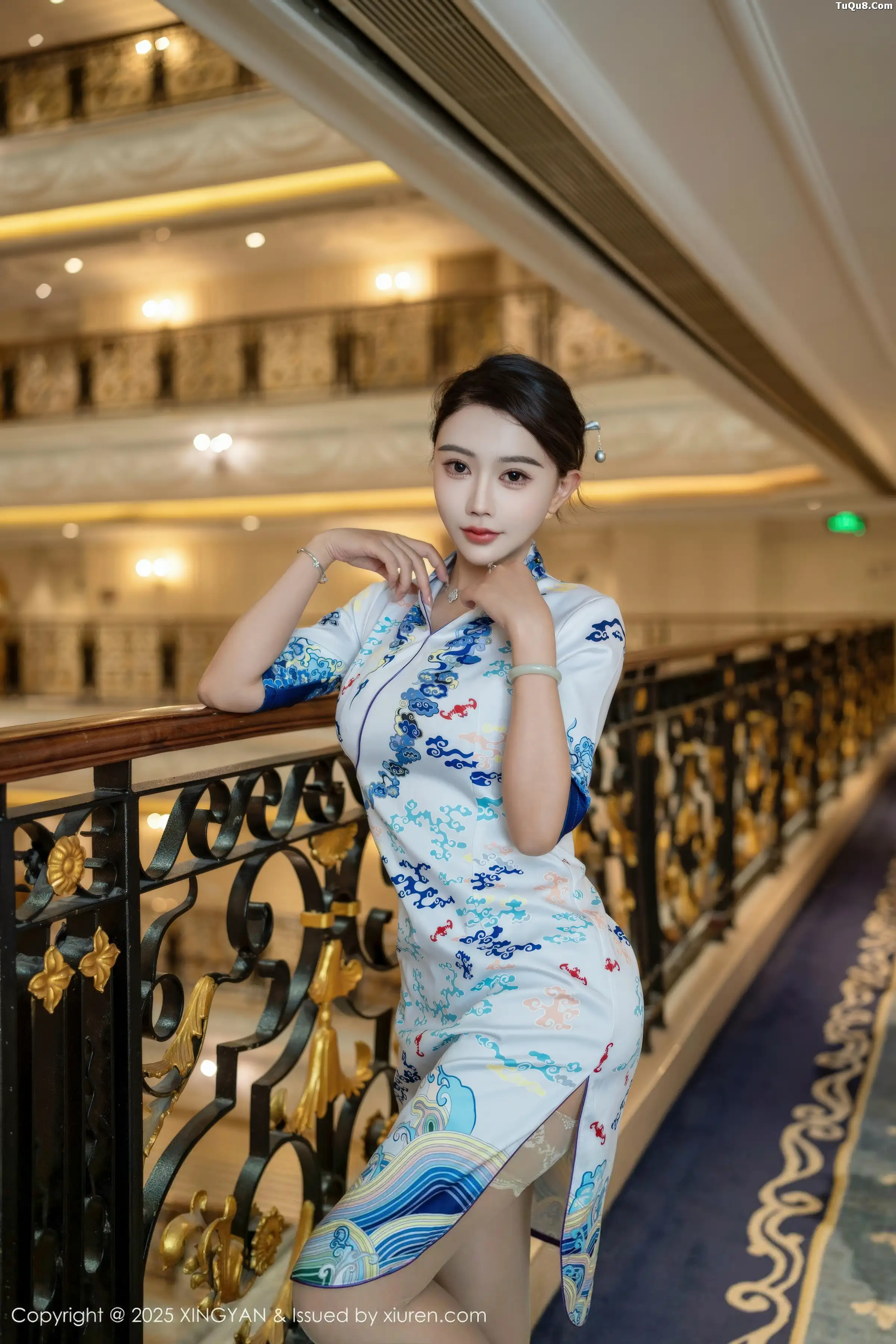 秀人集.com_[XINGYAN星颜社]VOL.435_模特李若汐浅色旗袍露红色内衣配超薄肉丝秀惹火身段诱惑写真76P